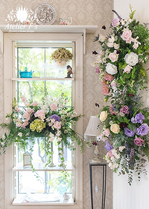 壁面と窓を飾るフラワーアレンジメント