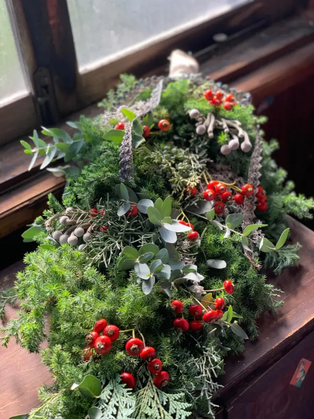 赤いローズヒップが可愛いクリスマスガーランド  #アトリエ花の夢クリスマスガーランド
#アトリエ花の夢 
#黒川博子
#フラワーワークスジャパン