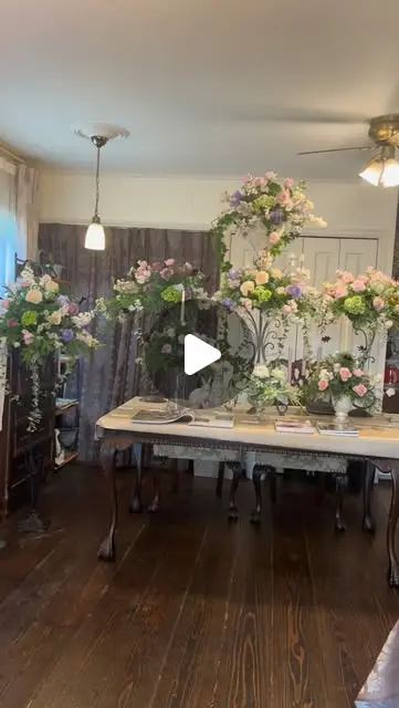 アトリエフィーズ作品展に出展しております。
本日１８時まで開催です。イギリススタイルのお花を満喫してください。
#フラワーワークスジャパン
#イギリススタイルフラワーアレンジメント教室